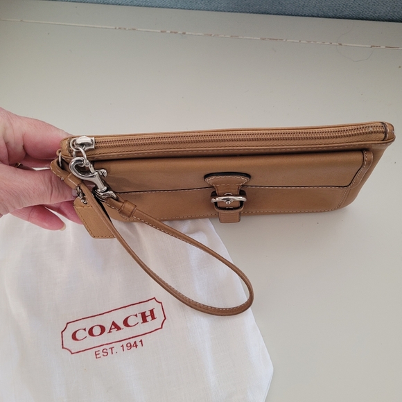 Coach Hampton Wristlet Y2K In Camel Leather